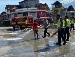 Cegah Kecelakaan, Satlantas Polres Tolitoli dan Dinas Pemadam Kebakaran Bersihkan Jalan