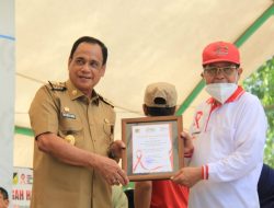Diserahkan oleh Wakil Gubernur Sulteng ‘ Badrun Nggai Wakil Bupati Parimo Terima Piagam Penghargaan Pengendalian Aids