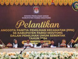 Ketua KPU Parimo Lantik PPK 23 kecamatan ‘Asisten II Ir. Lewis Bacakan Sambutan Bupati Parimo