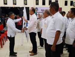 Penyerahan Bendera Pataka PSSI ‘Ketua Asprov PSSI Sulteng lantik 80 Jajaran Pengurus AsKab PSSI Parimo
