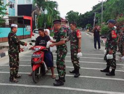 TNI AD Kodim 1306 Berbagi Takjil Jelang Buka Puasa