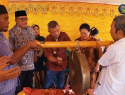 Prosesi Penjemputan Oleh Tokoh Adat Suku Tajio : Bupati Parimo Samsurizal resmikan Rumah Adat diDesa Kasimbar Barat