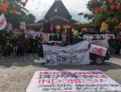 Mahasiswa Solo Gelar Demo Tandingan, Kecam Aksi Cium Tangan Gibran