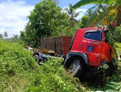 Diduga Hilang Kendali Pasca Hujan Deras,Truk kontainer Terguling di jalur Cepat desa Boyantongo