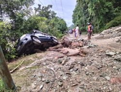 Dua unit Mobil Terdampak Longsor di Desa Lambori Kec,Palasa Kabupaten Parigi Moutong
