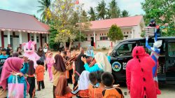 Unik, Superhero Bagikan Makanan Bergizi Gratis di SD Toboli