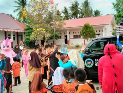 Unik, Superhero Bagikan Makanan Bergizi Gratis di SD Toboli