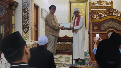 Safari Ramadan di Banggai, Sekretariat DPRD Sulteng Serahkan Al-Qur’an dan Tegaskan Komitmen Pembangunan Berkelanjutan